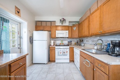 Lovely 2-bedroom detached home, just 10 years young, features - photo 7