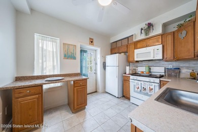 Lovely 2-bedroom detached home, just 10 years young, features - photo 8
