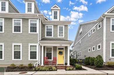 Superb condition, open floorplan, 9'ceilings,one car garage - photo 1