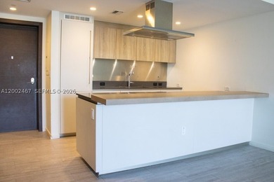Experience luxury living in this beautifully finished unit - photo 2