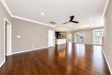 Superb condition, open floorplan, 9'ceilings,one car garage - photo 4