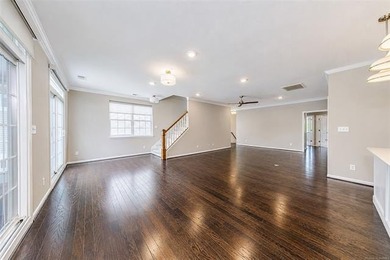 Superb condition, open floorplan, 9'ceilings,one car garage - photo 7