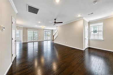 Superb condition, open floorplan, 9'ceilings,one car garage - photo 9