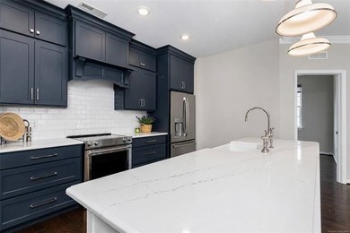 Superb condition, open floorplan, 9'ceilings,one car garage - photo 10