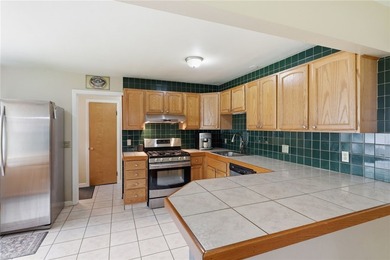 Welcome to effortless living in East Irondequoit, just moments - photo 12