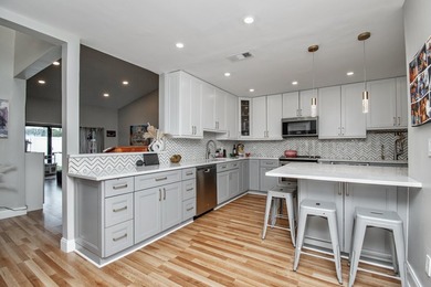 Come see this beautifully renovated 3BR 2BA Villa in the Heart - photo 5