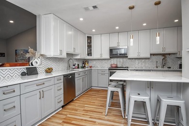 Come see this beautifully renovated 3BR 2BA Villa in the Heart - photo 7