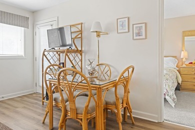 Welcome Home! This meticulously maintained 2 bedroom, 2 bathroom - photo 4