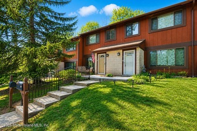 Welcome to 38 Stone Ln, Staten Island, NY 10314 - a - photo 2