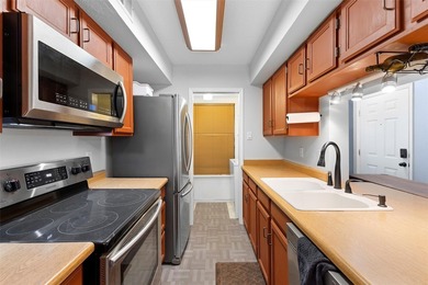 Stylish & Convenient Condo Living in Ridge Park! Welcome to this - photo 4