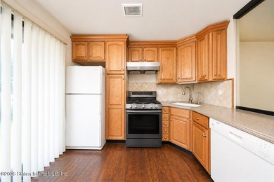 Welcome to 38 Stone Ln, Staten Island, NY 10314 - a - photo 8