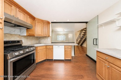 Welcome to 38 Stone Ln, Staten Island, NY 10314 - a - photo 9