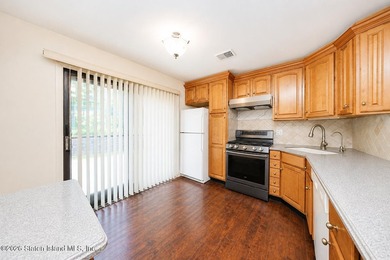 Welcome to 38 Stone Ln, Staten Island, NY 10314 - a - photo 10
