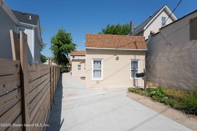 Welcome to this spacious and uniquely designed single-family - photo 7
