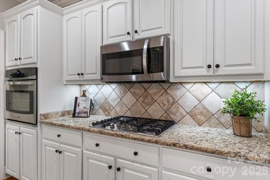 This exquisitely maintained all-brick custom residence offers - photo 14