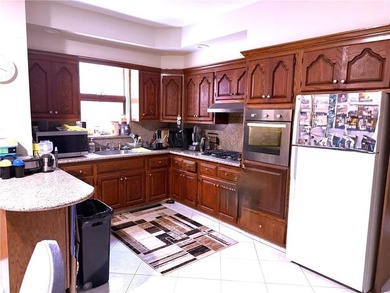 Located in a prime Gravesend location, this solid three-story - photo 5