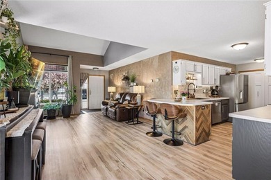 Picture-perfect, updated end-unit townhome with new luxury vinyl - photo 2