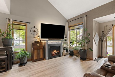 Picture-perfect, updated end-unit townhome with new luxury vinyl - photo 3