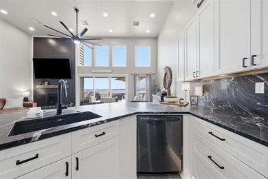 BEAUTIFULLY RENOVATED: Spectacular Lake Hudson views await in - photo 14