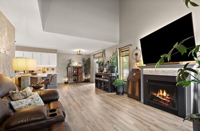 Picture-perfect, updated end-unit townhome with new luxury vinyl - photo 4