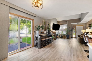 Picture-perfect, updated end-unit townhome with new luxury vinyl - photo 5