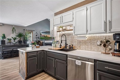 Picture-perfect, updated end-unit townhome with new luxury vinyl - photo 8