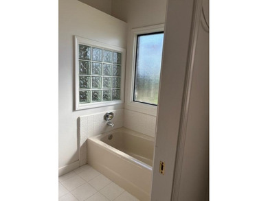 Beautiful, move-in ready 3 bedroom, 2 bathroom home located in - photo 24
