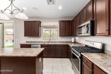 A 5-bed, 3-bath home in the Villages at Queen Creek with 3,237 - photo 8