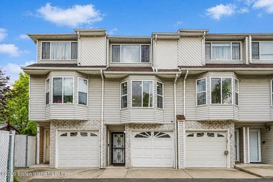 Welcome to 33 Linda Lane, a beautifully maintained multi-level - photo 1