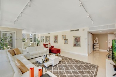Opportunity to own a beautifully renovated 3BD/2.5BA residence - photo 5