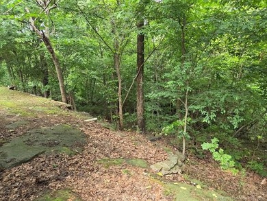 Darling 2BD/1BA home with nice sized rooms, kitchen with quartz - photo 11