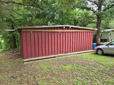 Darling 2BD/1BA home with nice sized rooms, kitchen with quartz - photo 13