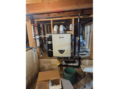 Darling 2BD/1BA home with nice sized rooms, kitchen with quartz - photo 15