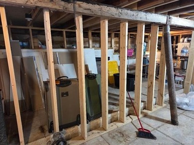 Darling 2BD/1BA home with nice sized rooms, kitchen with quartz - photo 17