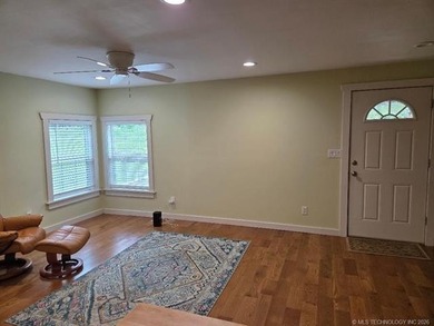 Darling 2BD/1BA home with nice sized rooms, kitchen with quartz - photo 19