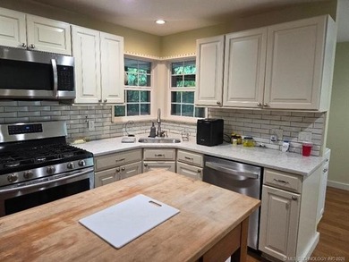 Darling 2BD/1BA home with nice sized rooms, kitchen with quartz - photo 23