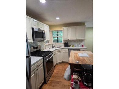 Darling 2BD/1BA home with nice sized rooms, kitchen with quartz - photo 25