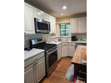Darling 2BD/1BA home with nice sized rooms, kitchen with quartz - photo 26