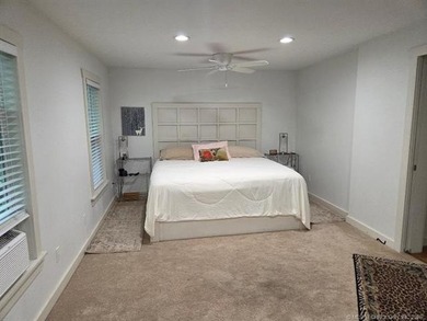 Darling 2BD/1BA home with nice sized rooms, kitchen with quartz - photo 27