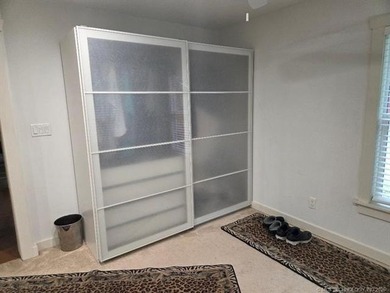 Darling 2BD/1BA home with nice sized rooms, kitchen with quartz - photo 29