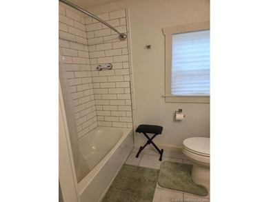 Darling 2BD/1BA home with nice sized rooms, kitchen with quartz - photo 31