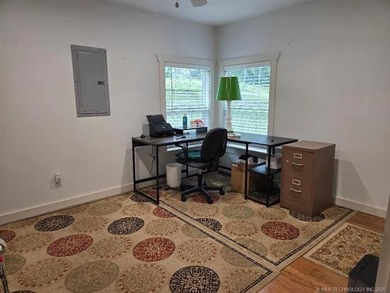 Darling 2BD/1BA home with nice sized rooms, kitchen with quartz - photo 33