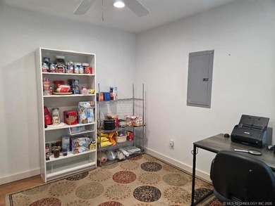 Darling 2BD/1BA home with nice sized rooms, kitchen with quartz - photo 34