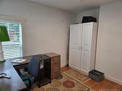 Darling 2BD/1BA home with nice sized rooms, kitchen with quartz - photo 35