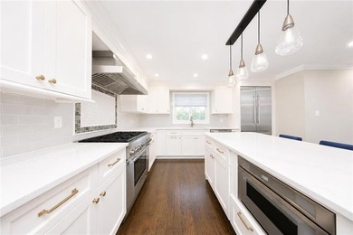 Nestled in the highly desirable Dongan Hills Colony/Todt Hill - photo 4