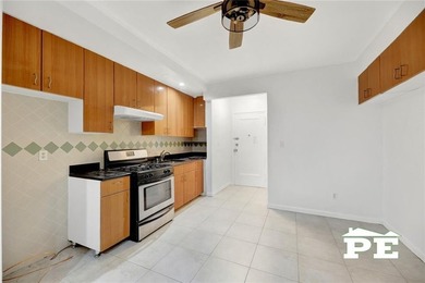 Welcome to this oversized 650-square-foot studio co-op in a - photo 5