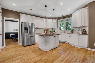 Welcome to this beautifully updated 6-bedroom, 4-bathroom home - photo 9
