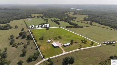 Welcome to your dream hobby farm! This beautiful 3 bed, 2 bath - photo 2