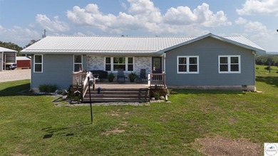 Welcome to your dream hobby farm! This beautiful 3 bed, 2 bath - photo 3