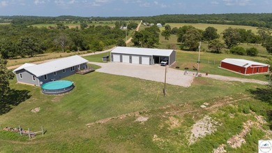 Welcome to your dream hobby farm! This beautiful 3 bed, 2 bath - photo 7